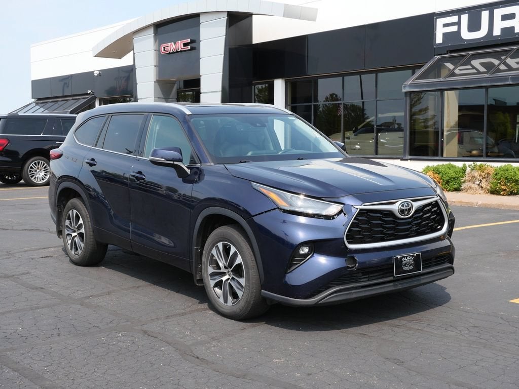 Used 2022 Toyota Highlander XLE with VIN 5TDGZRBHXNS162881 for sale in Forest Lake, Minnesota